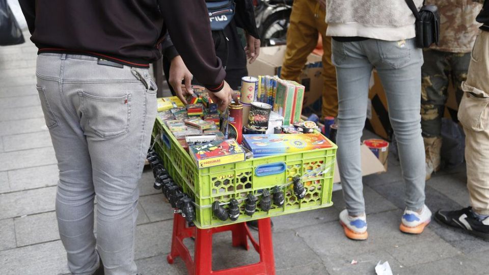 فروش ترقه، نارنجک، موشک و همه لوازم ممنوعه چهارشنبه‌سوری، کنار خیابان!