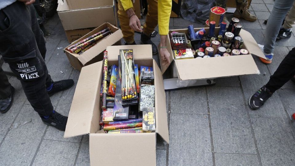 فروش ترقه، نارنجک، موشک و همه لوازم ممنوعه چهارشنبه‌سوری، کنار خیابان!