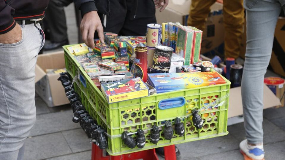 فروش ترقه، نارنجک، موشک و همه لوازم ممنوعه چهارشنبه‌سوری، کنار خیابان!