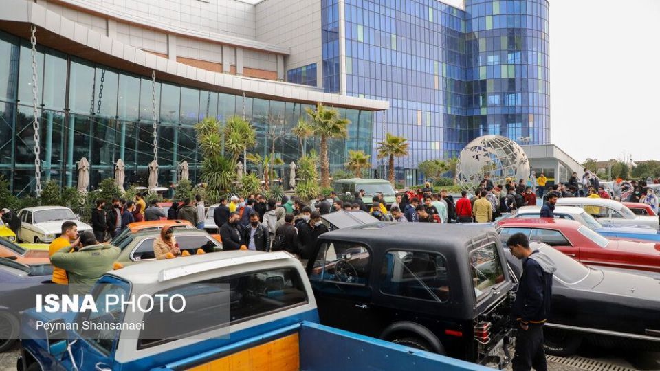 همایش خودروهای کلاسیک و آفرود زنده‌رود