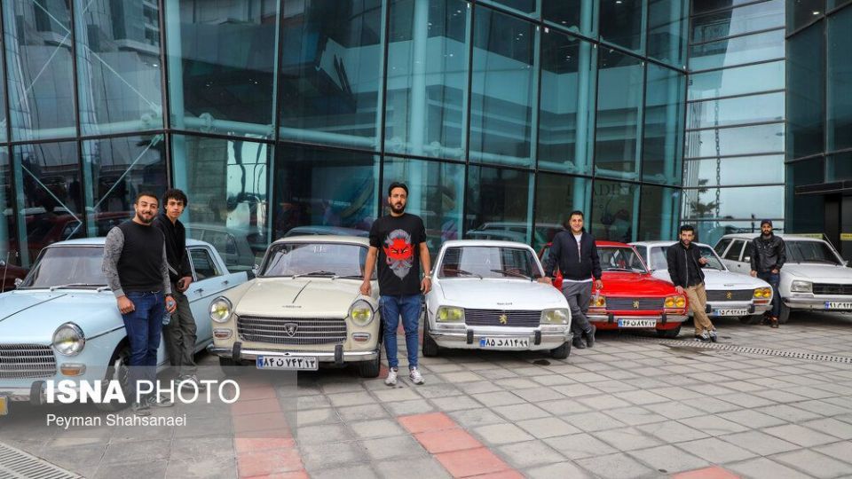 همایش خودروهای کلاسیک و آفرود زنده‌رود