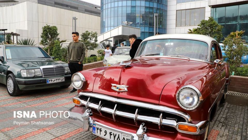 همایش خودروهای کلاسیک و آفرود زنده‌رود