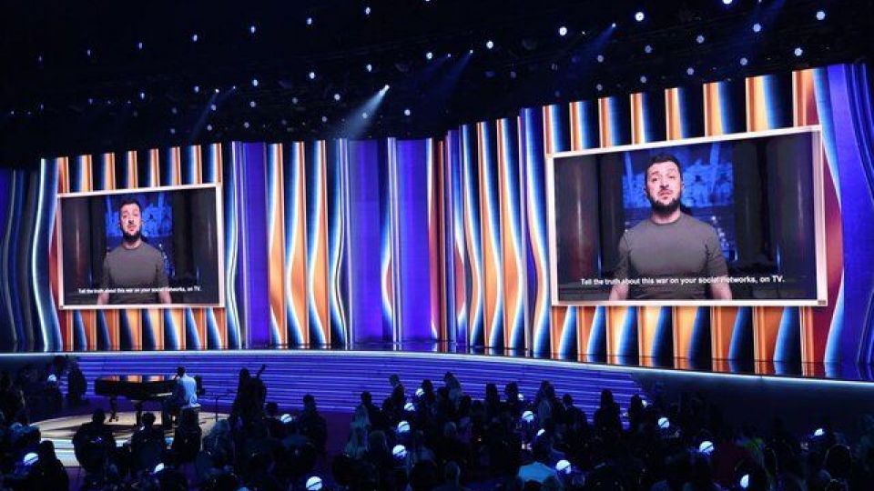 زلنسکی در مراسم گرمی: متضاد موسیقی چیست؟ سکوتِ شهرهای ویران‌شده!