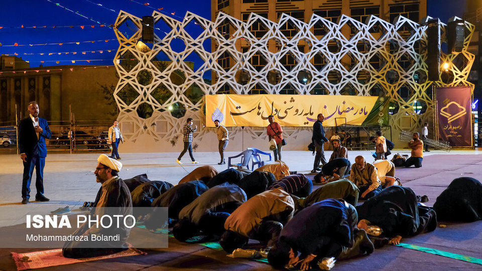 حوالی افطار در میدان امام حسین(ع)