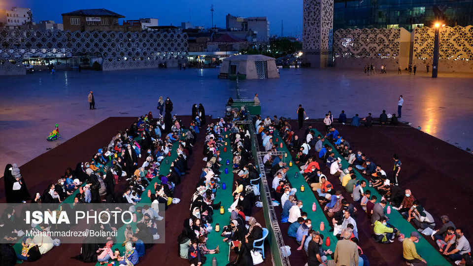 حوالی افطار در میدان امام حسین(ع)