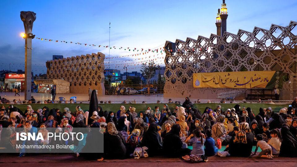 حوالی افطار در میدان امام حسین(ع)