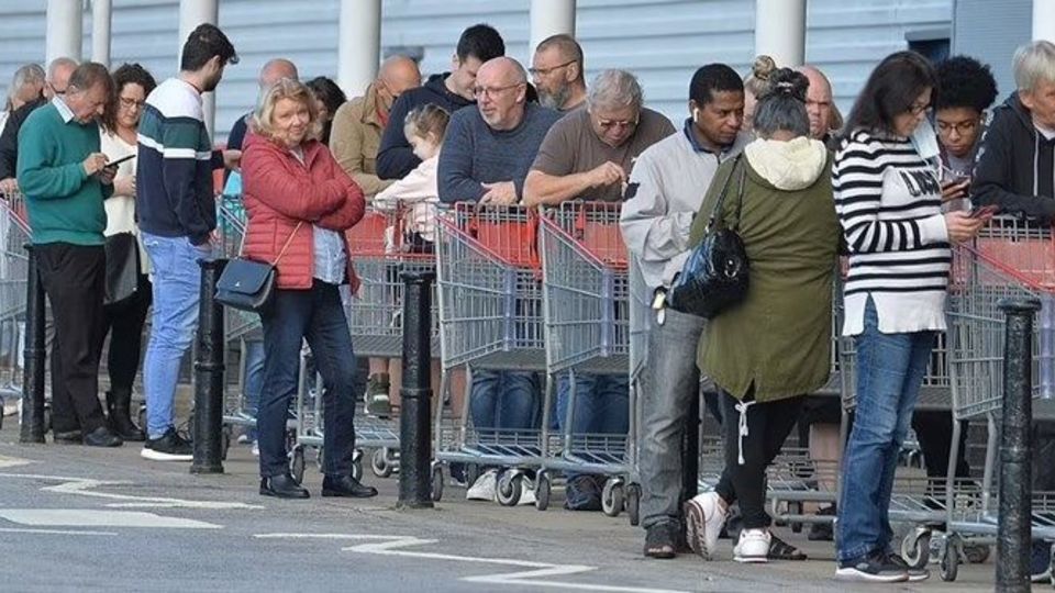 جنگ در اوکراین و کمبود شدید مواد غذایی در فروشگاه‌های انگلیس!