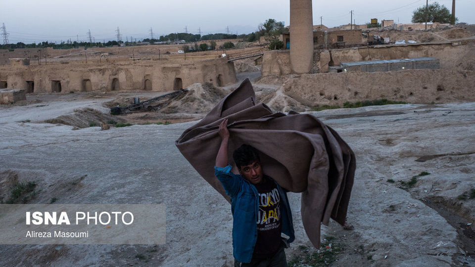 سفره افطار در کوره‌های آجرپزی