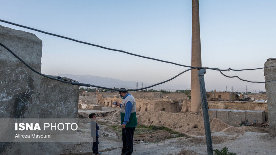 سفره افطار در کوره‌های آجرپزی