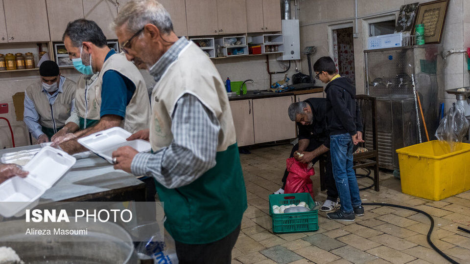 سفره افطار در کوره‌های آجرپزی