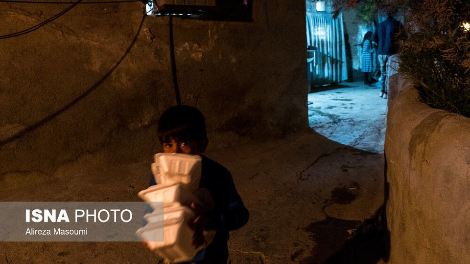 سفره افطار در کوره‌های آجرپزی