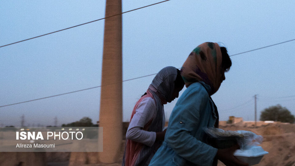 سفره افطار در کوره‌های آجرپزی