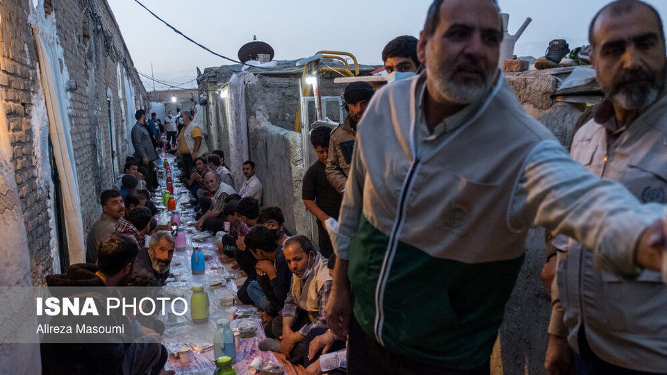 سفره افطار در کوره‌های آجرپزی