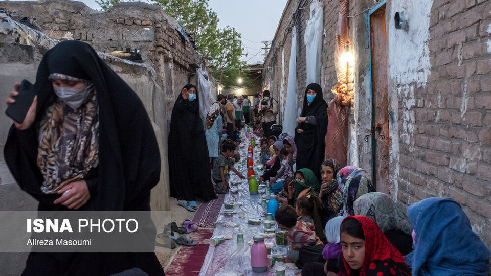 سفره افطار در کوره‌های آجرپزی