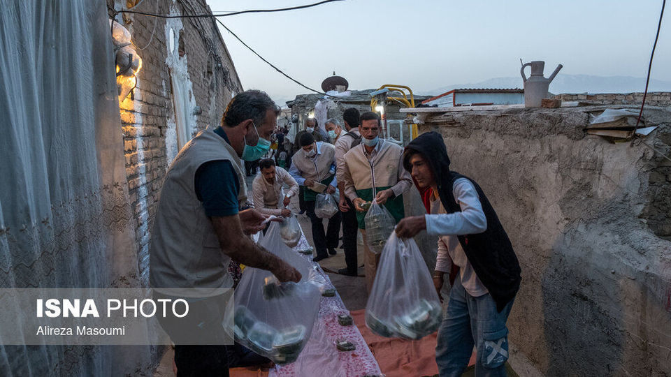 سفره افطار در کوره‌های آجرپزی