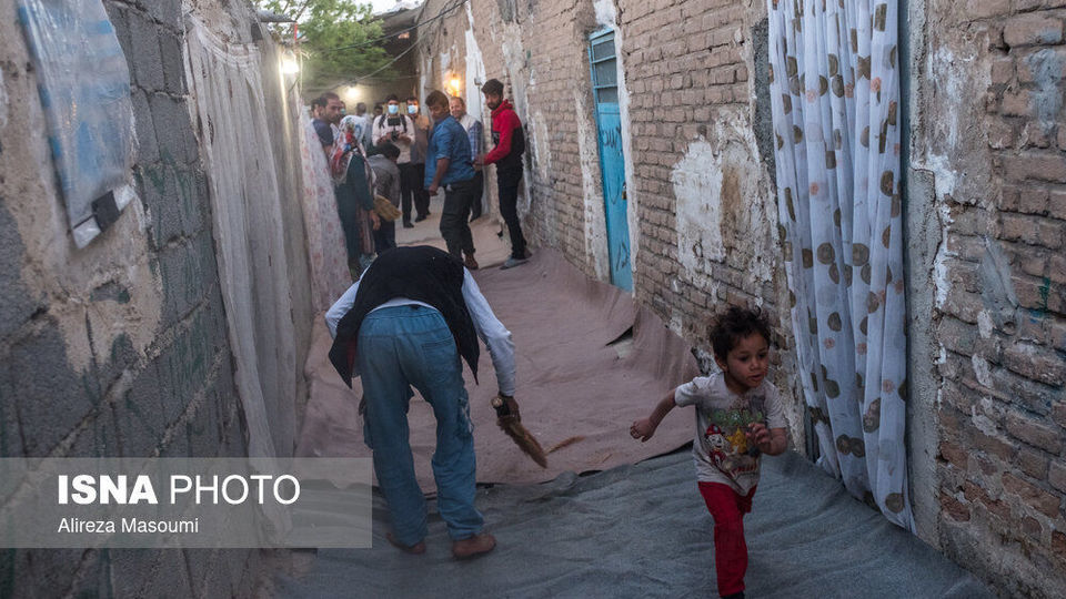 سفره افطار در کوره‌های آجرپزی