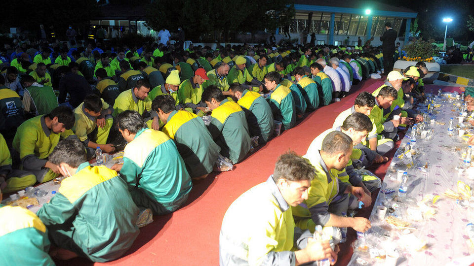 افطاری پاکبانان و باغبانان در پارک ملت تهران