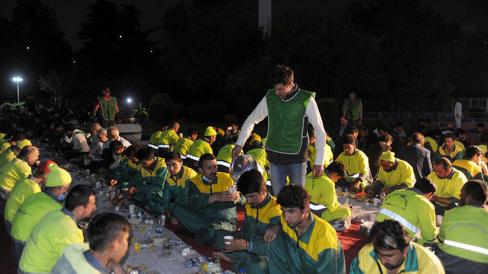 افطاری پاکبانان و باغبانان در پارک ملت تهران