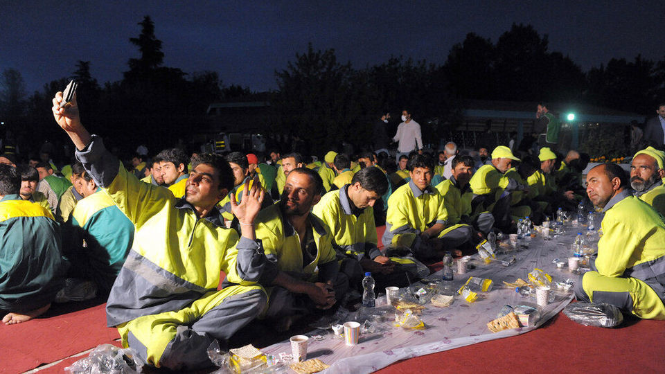 افطاری پاکبانان و باغبانان در پارک ملت تهران