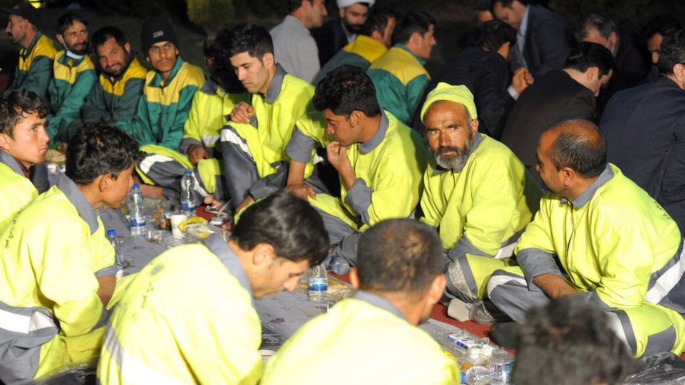 افطاری پاکبانان و باغبانان در پارک ملت تهران