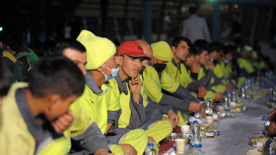 افطاری پاکبانان و باغبانان در پارک ملت تهران