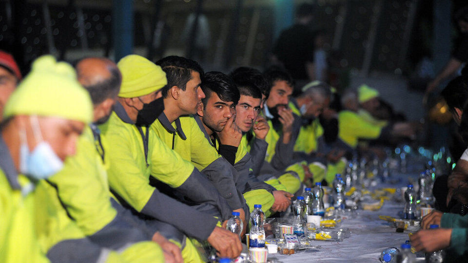 افطاری پاکبانان و باغبانان در پارک ملت تهران