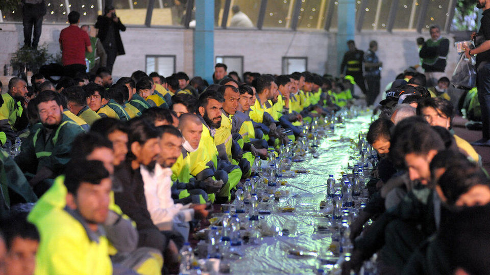 افطاری پاکبانان و باغبانان در پارک ملت تهران