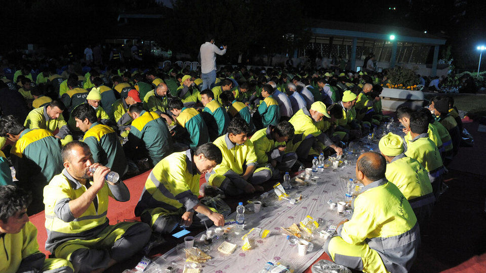 افطاری پاکبانان و باغبانان در پارک ملت تهران