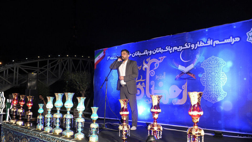 افطاری پاکبانان و باغبانان در پارک ملت تهران