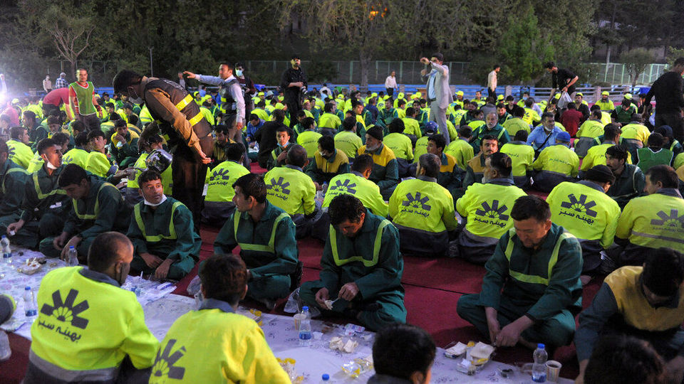 افطاری پاکبانان و باغبانان در پارک ملت تهران