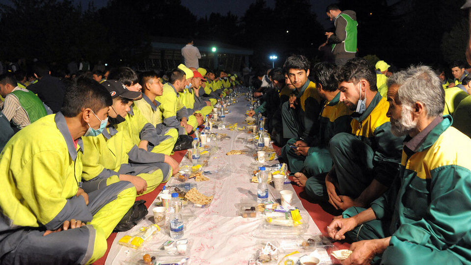 افطاری پاکبانان و باغبانان در پارک ملت تهران