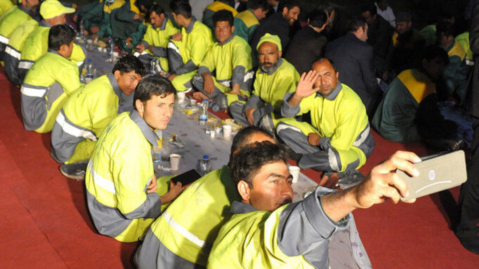 افطاری پاکبانان و باغبانان در پارک ملت تهران