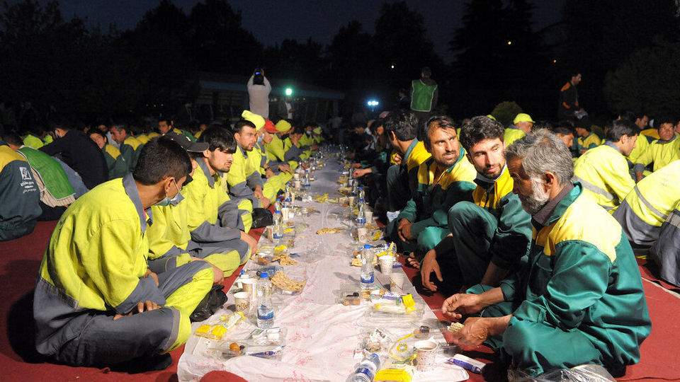 افطاری پاکبانان و باغبانان در پارک ملت تهران