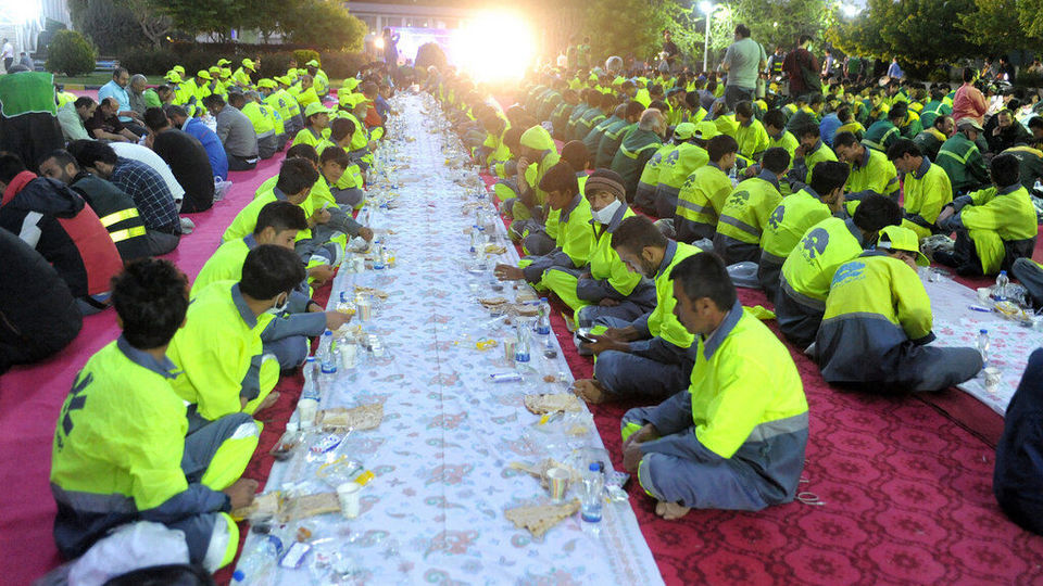 افطاری پاکبانان و باغبانان در پارک ملت تهران