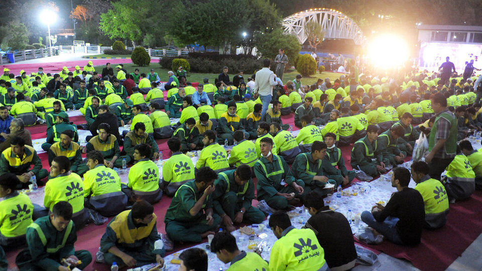 افطاری پاکبانان و باغبانان در پارک ملت تهران