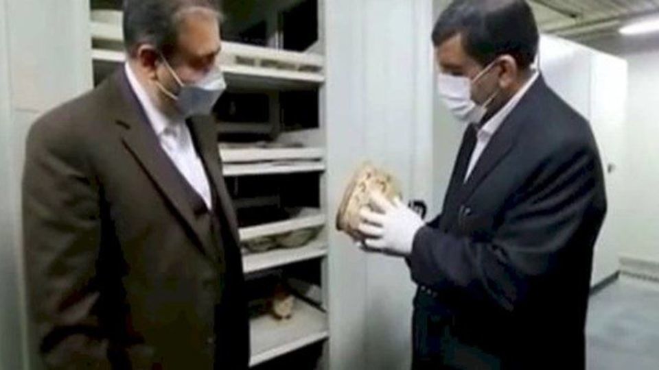 واکنش رئیس موزه ملی به یک بازدید پرحاشیه/وزیر با پوشش دستکش به شی ء تاریخی دست زد