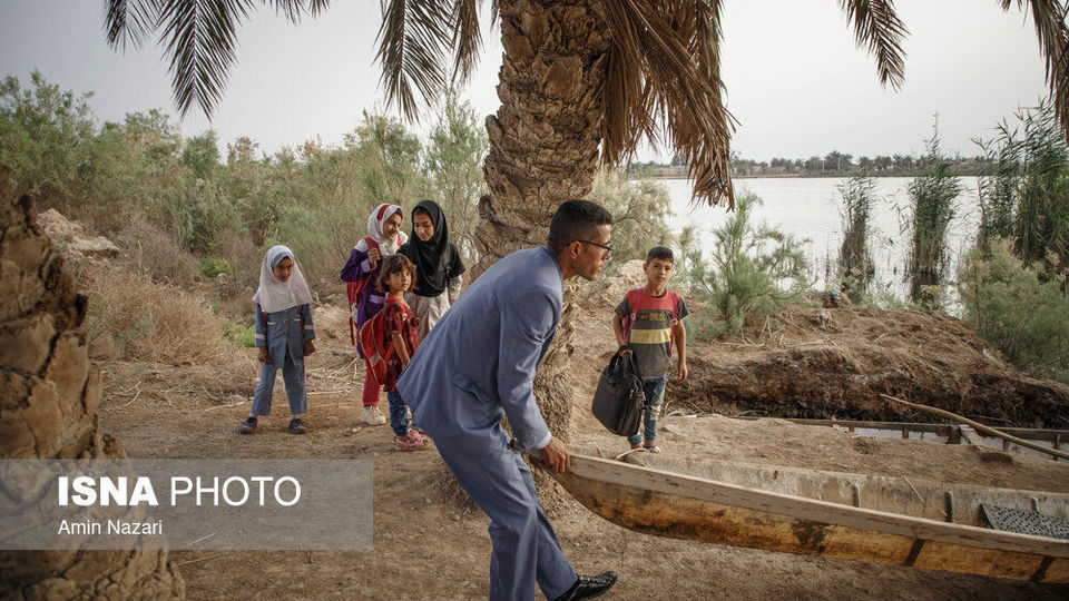 قایقی به سوی مدرسه