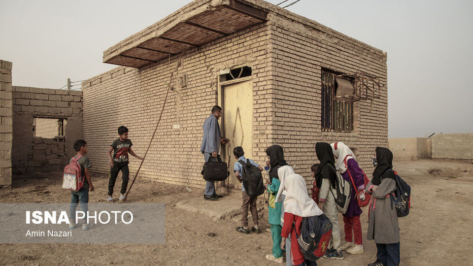 قایقی به سوی مدرسه