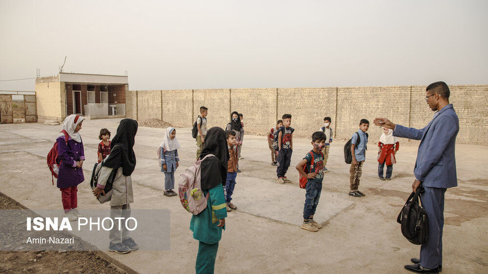 قایقی به سوی مدرسه