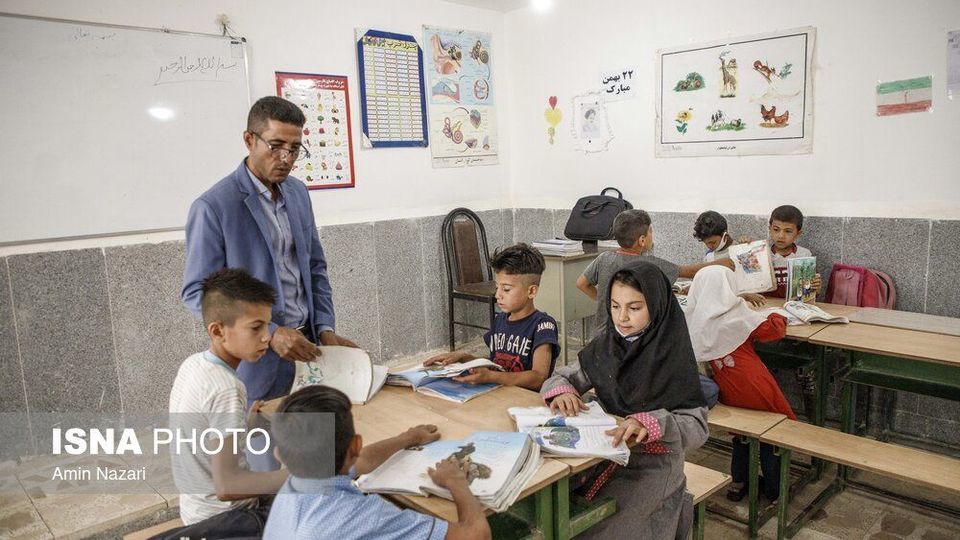 قایقی به سوی مدرسه