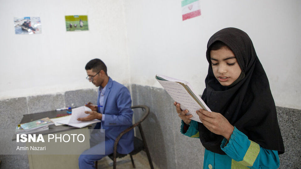 قایقی به سوی مدرسه