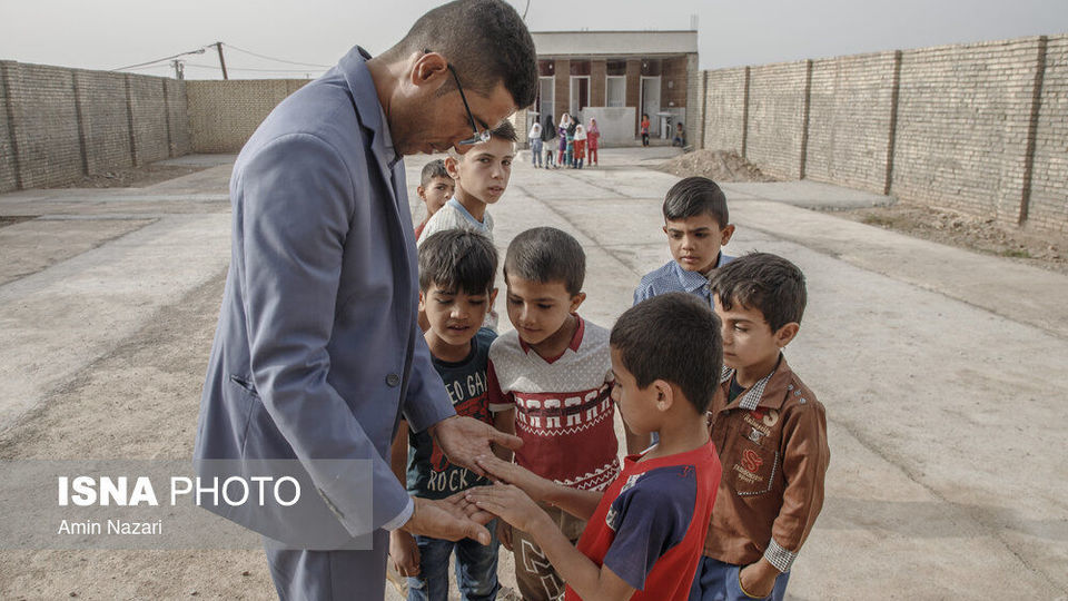 قایقی به سوی مدرسه