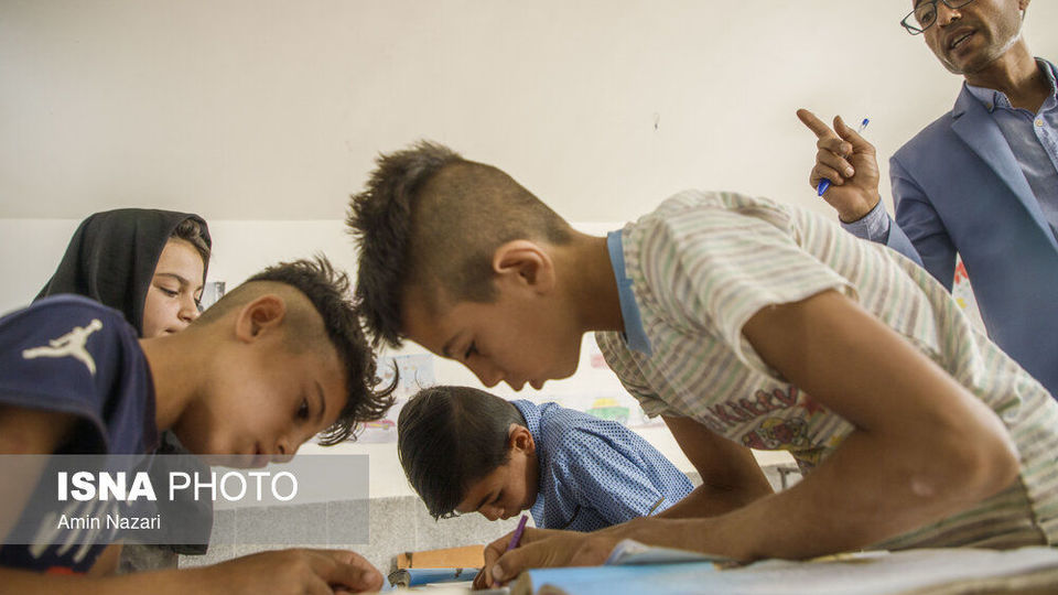 قایقی به سوی مدرسه