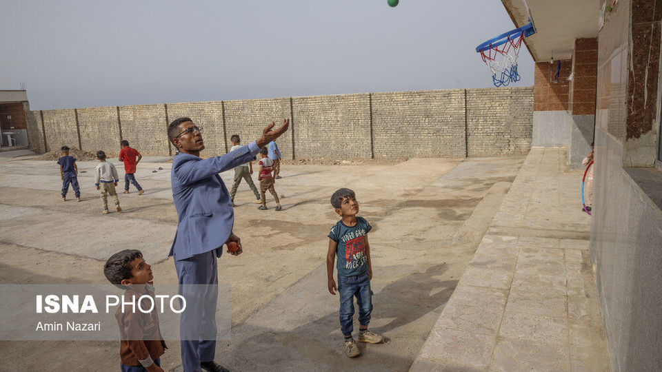 قایقی به سوی مدرسه