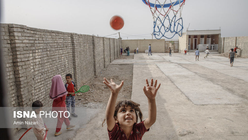 قایقی به سوی مدرسه