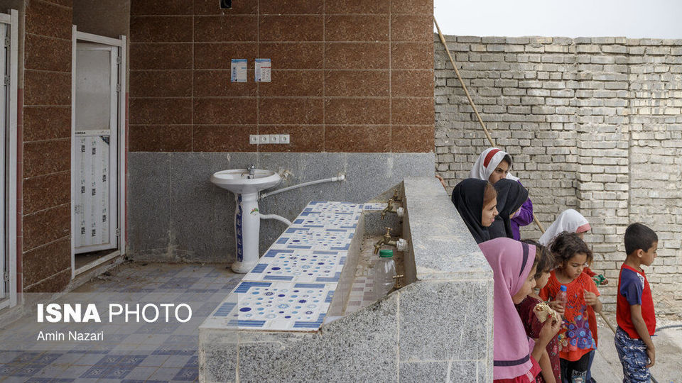 قایقی به سوی مدرسه