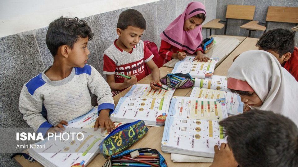 قایقی به سوی مدرسه