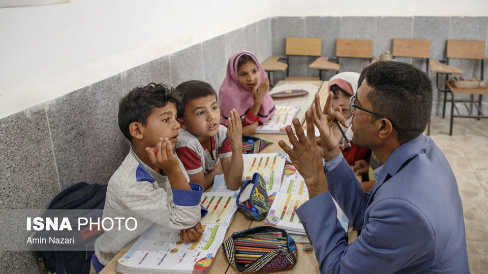 قایقی به سوی مدرسه