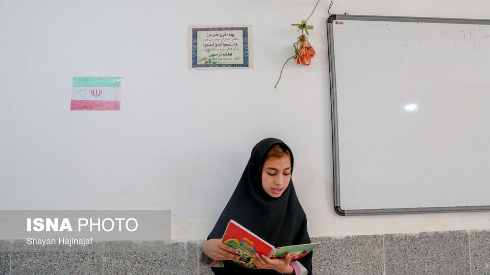 قایقی به سوی مدرسه