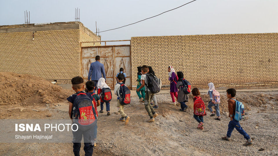 قایقی به سوی مدرسه